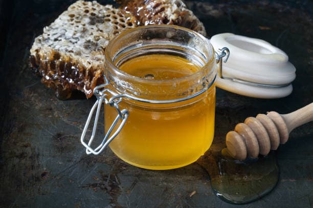 تصویر 3 از عسل طبیعی با رنگ کهربایی و عطر گل های طبیعی